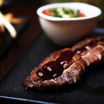 Sauce au chocolat noir et vin rouge